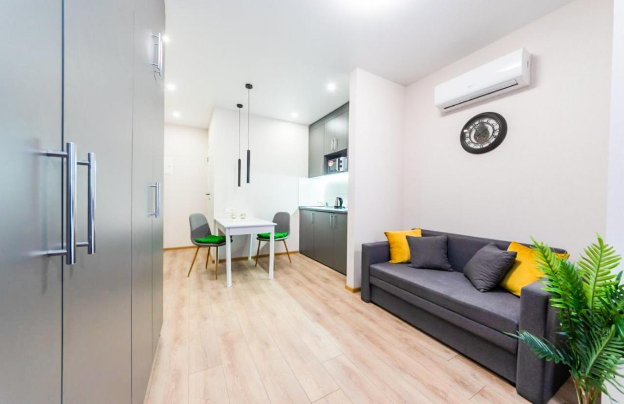 Шикарные Апартаменты, Ревудского 40В, 3 Мин Пешком М Харьковская Kyiv Exterior photo