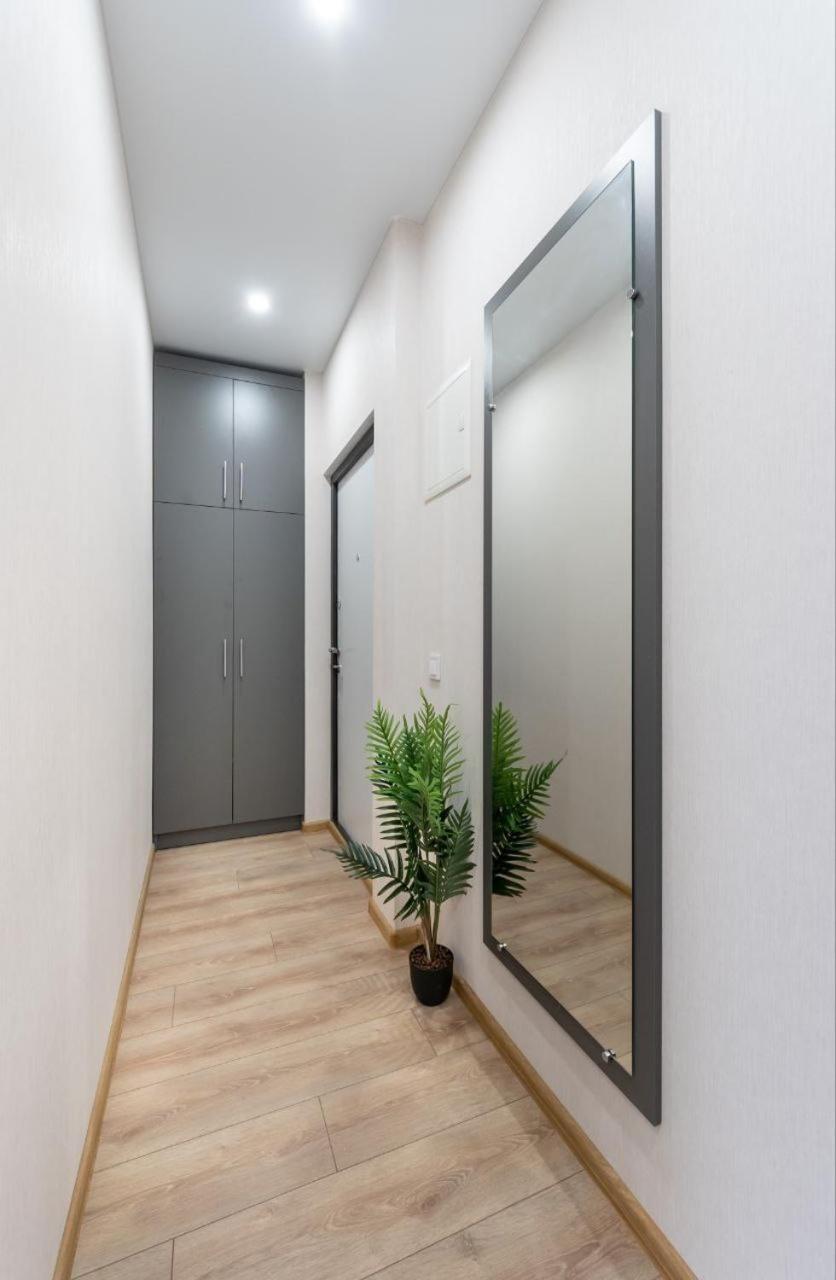Шикарные Апартаменты, Ревудского 40В, 3 Мин Пешком М Харьковская Kyiv Exterior photo