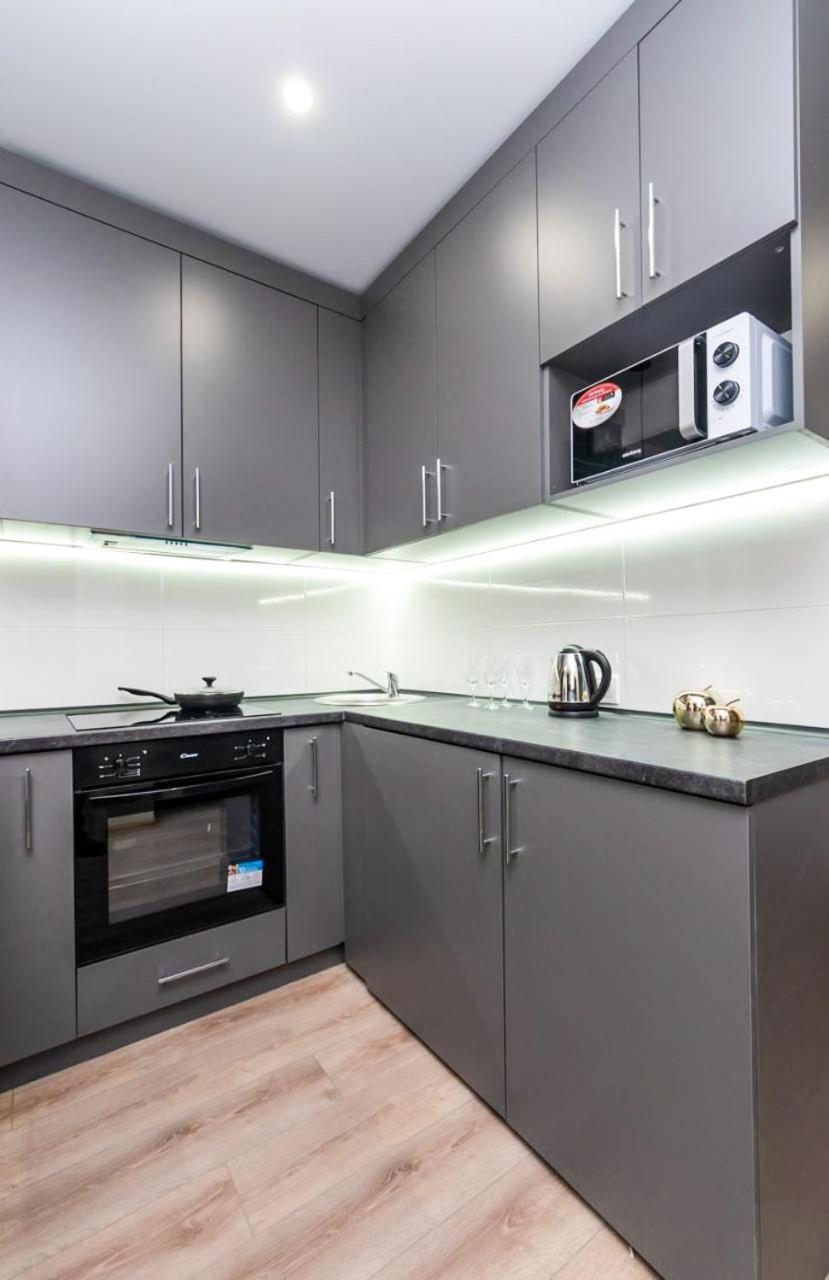 Шикарные Апартаменты, Ревудского 40В, 3 Мин Пешком М Харьковская Kyiv Exterior photo